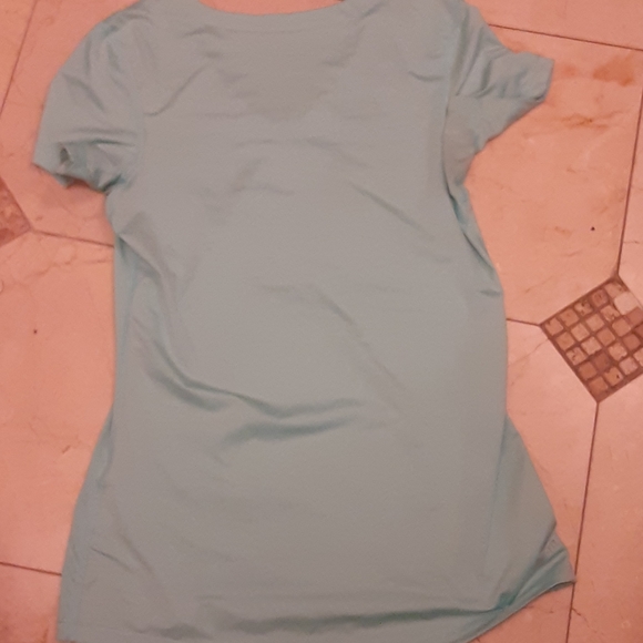 A t shirt - Picture 2 of 2